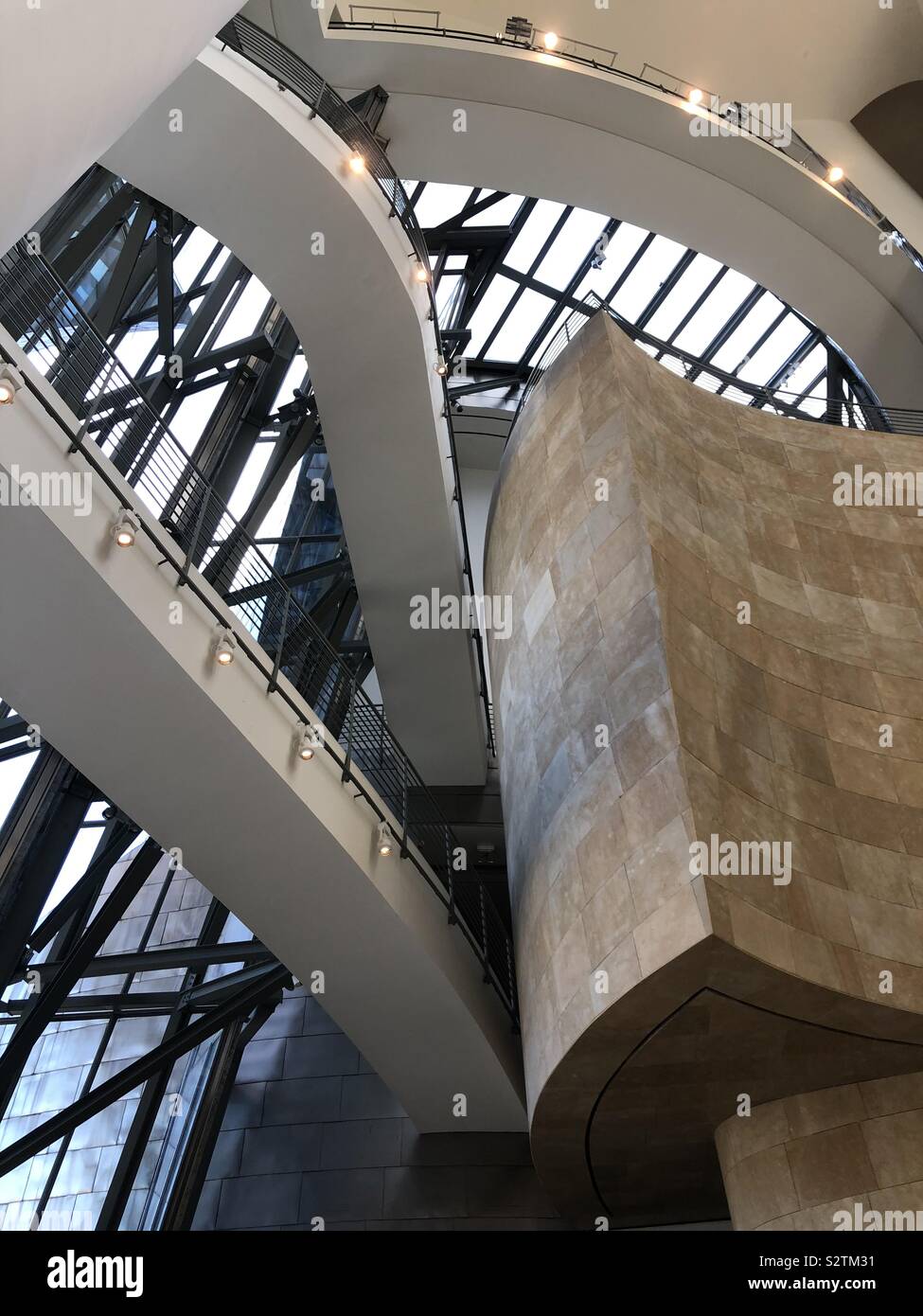 Musée Guggenheim Bilbao - art moderne et contemporain conçu par l'architecte Frank Gehry, situé à Bilbao, Pays Basque, Espagne. Banque D'Images