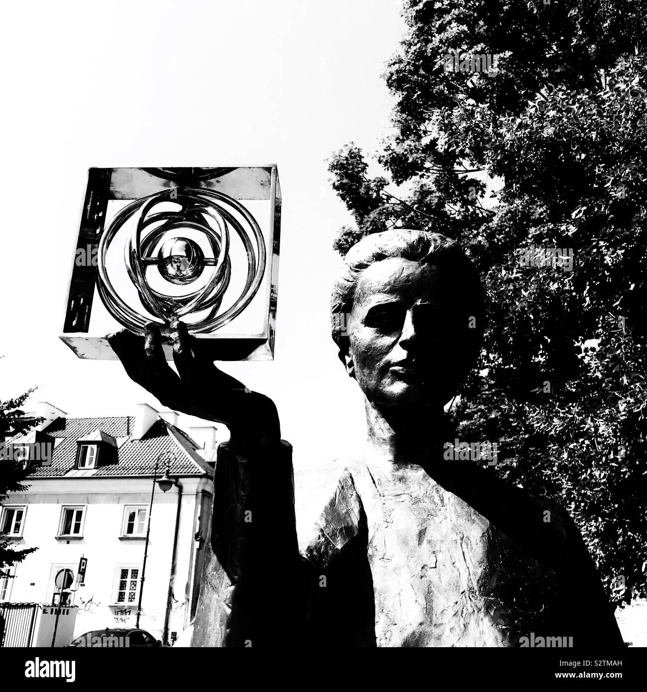 Pologne Varsovie statue de Noble scientifique lauréat du prix Marie Curie tenant un modèle d'un atome de plutonium 84 Po Banque D'Images