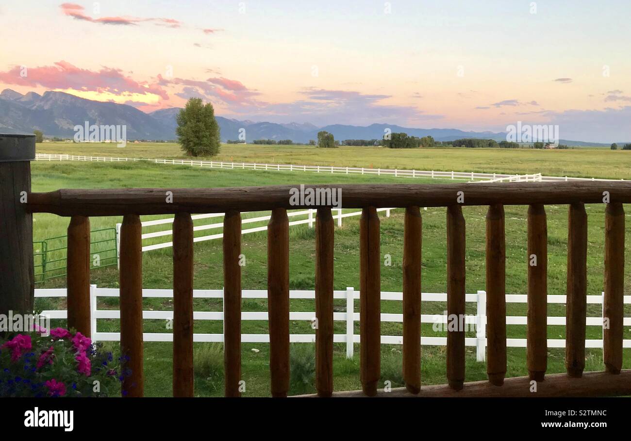 Vue du Wyoming ranch terre d'accueil balcon Le Grand Teton Mountains sont à l'arrière-plan Banque D'Images
