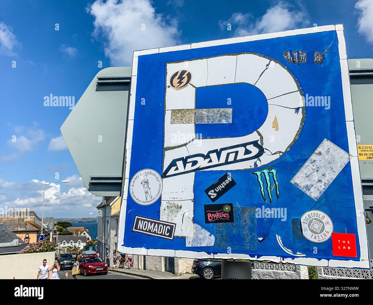 Parking sign avec graffiti autocollants à Newquay Cornwall Banque D'Images