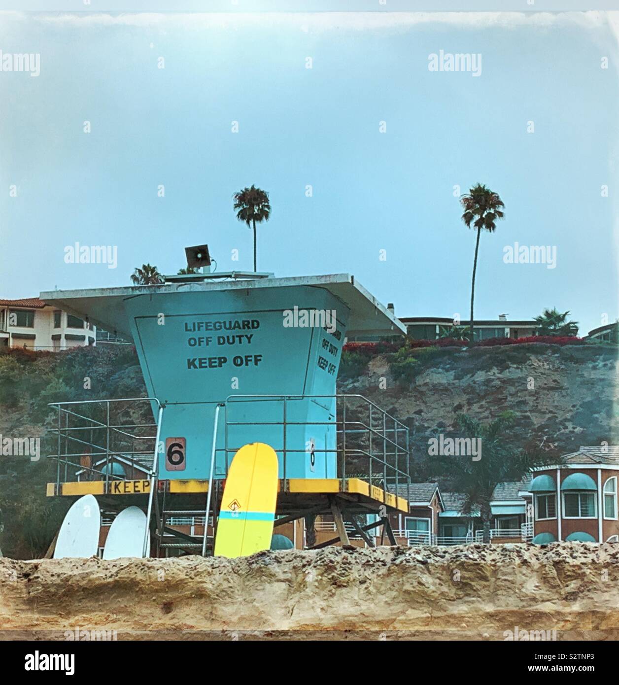 Californie : un stand avec des planches de sauveteur sur une plage à Orange County, CA. Banque D'Images