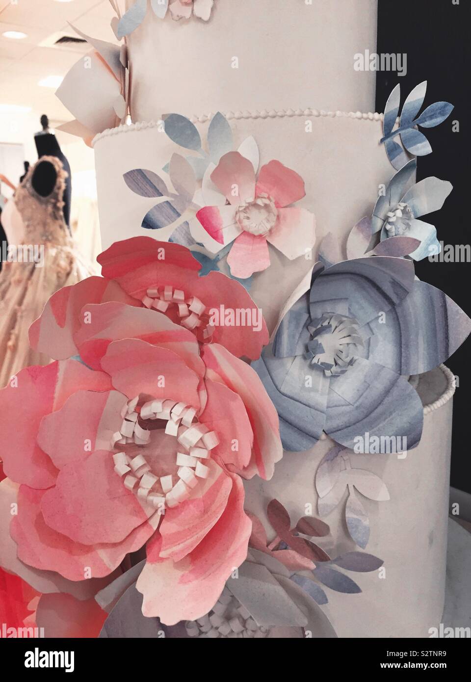 Paper fleurs décoratives sur un gâteau de mariage, USA Banque D'Images