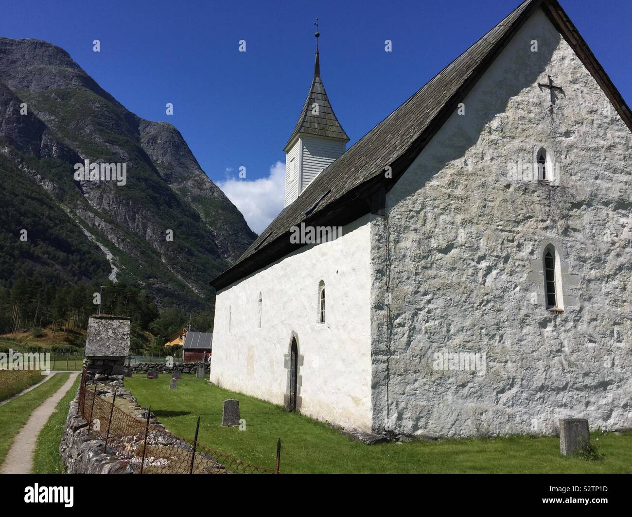 Une église de campagne à côté d'une montagne dans une vallée du fjord Banque D'Images