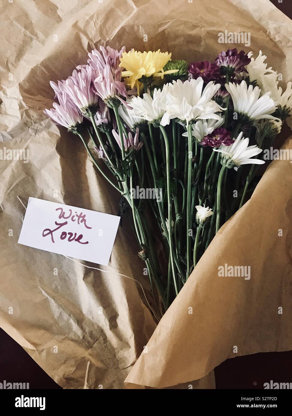 Fleurs en papier brun avec une note qui dit avec amour Banque D'Images