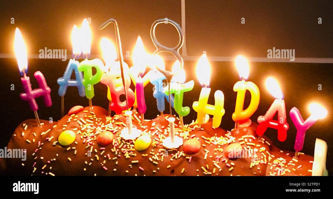 18e anniversaire gâteau avec bougies lettre Banque D'Images