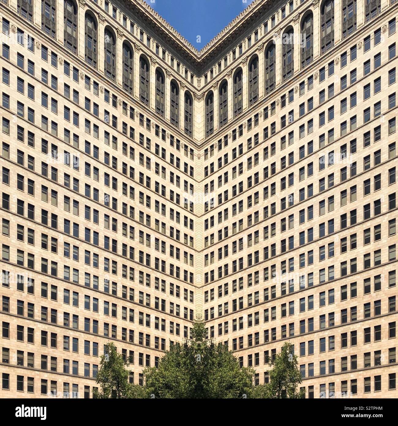 Un tableau abstrait créé à partir du windows sur un bâtiment de la ville - Image de stock capturée avec un smartphone