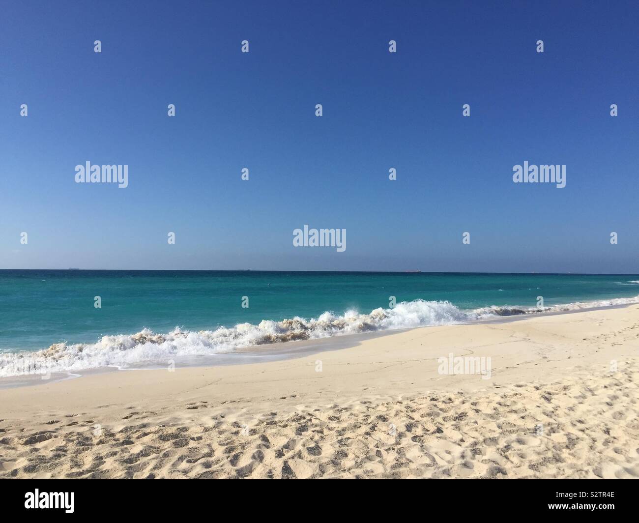 Des vagues d'une mer d'un bleu pur sur white shore beach - Image de stock capturée avec un smartphone