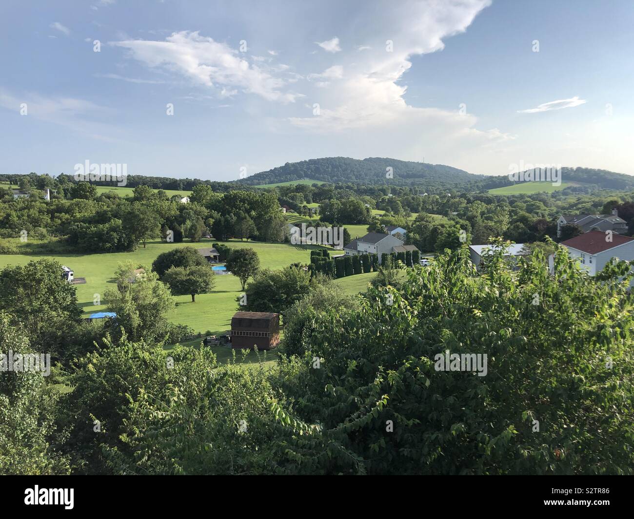 Surplombant les collines et la vallée verte à un paysage pastoral Banque D'Images