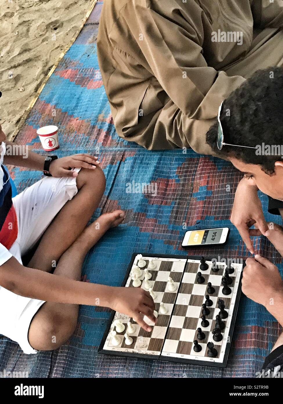 Chess : deux garçons jouant aux échecs en plein air - Image de stock capturée avec un smartphone