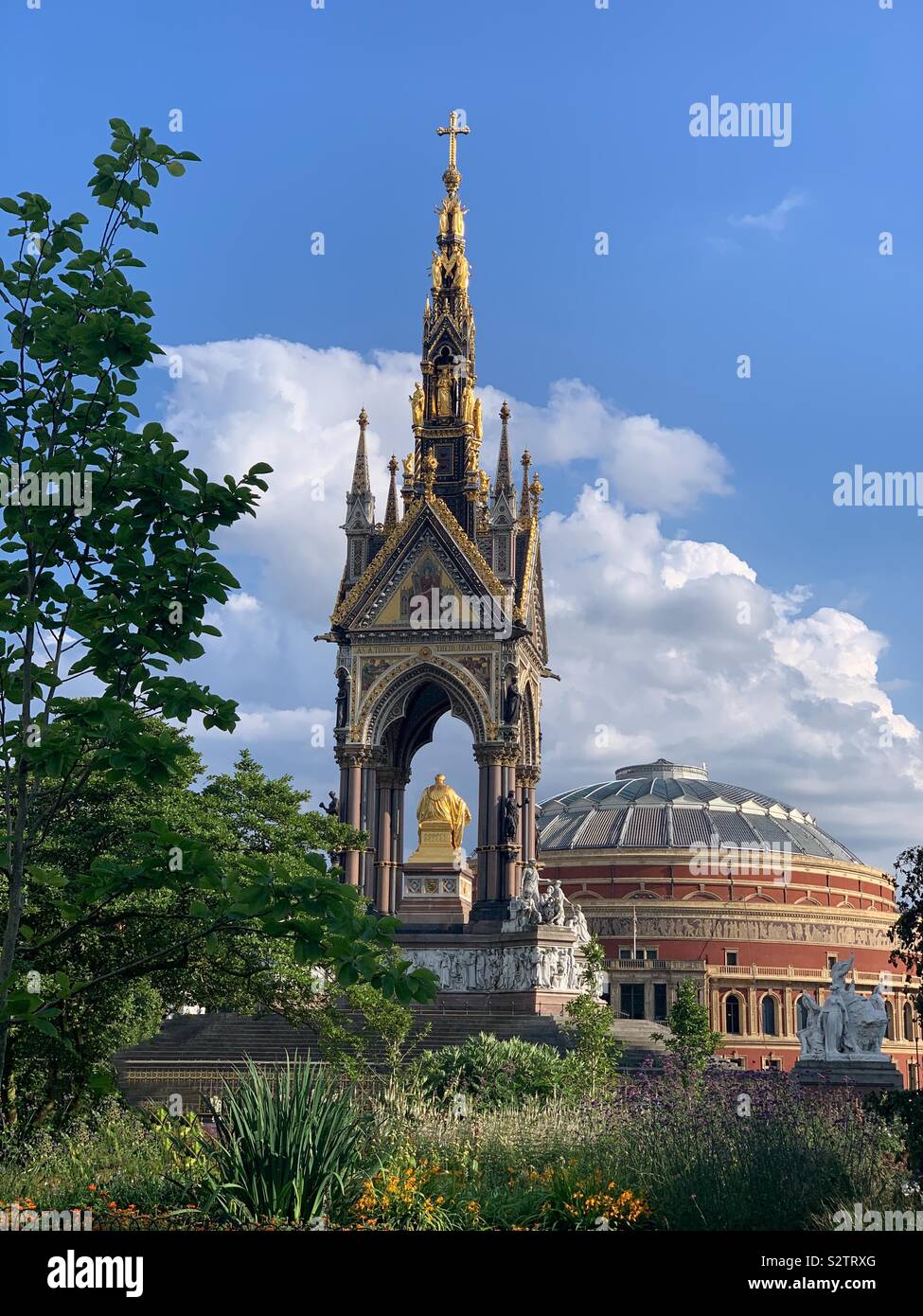 Le Albert Memorial et le Royal Albert Hall, Kensington, Londres - Image de stock capturée avec un smartphone