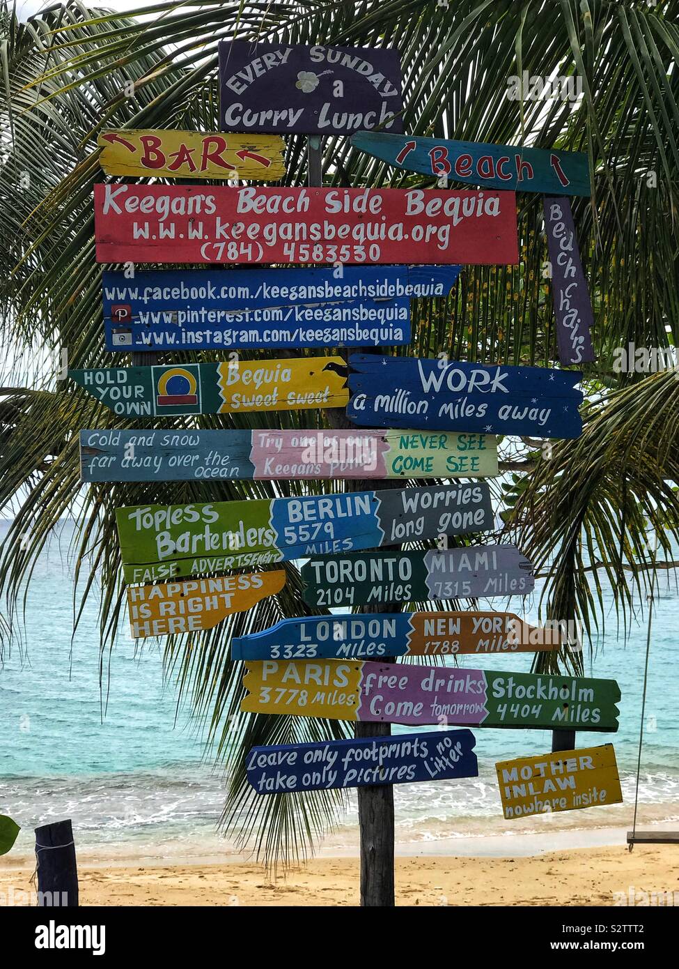 Inscrivez-vous sur la plage de la baie inférieure - Bequia, St.Vincent et les Grenadines Banque D'Images