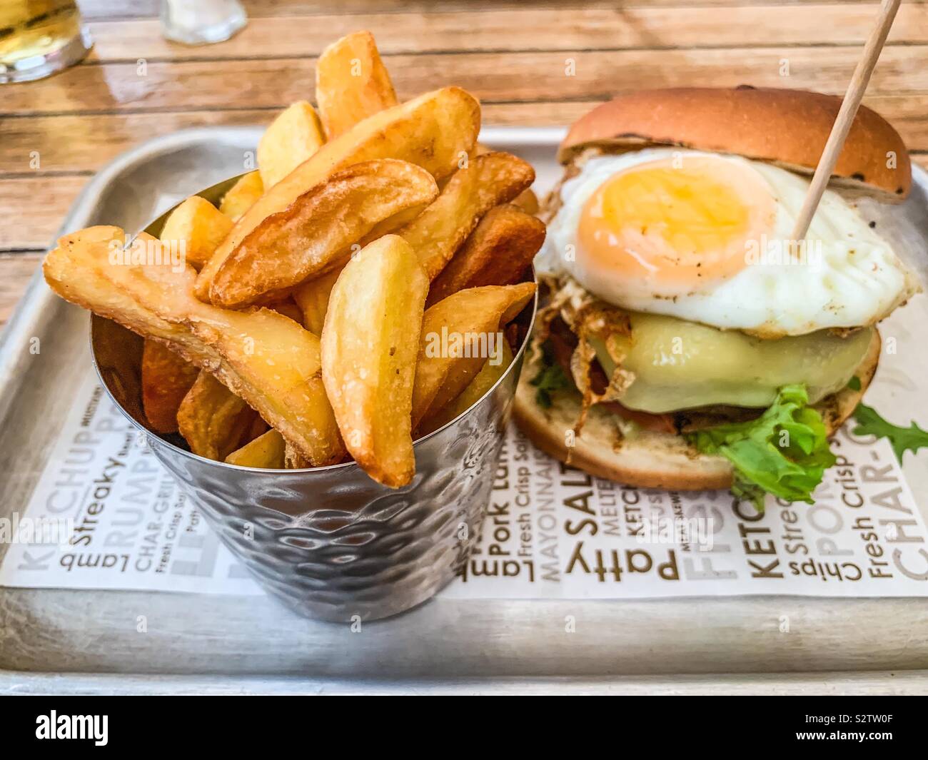 Burger au fromage avec des œufs et des frites Banque D'Images