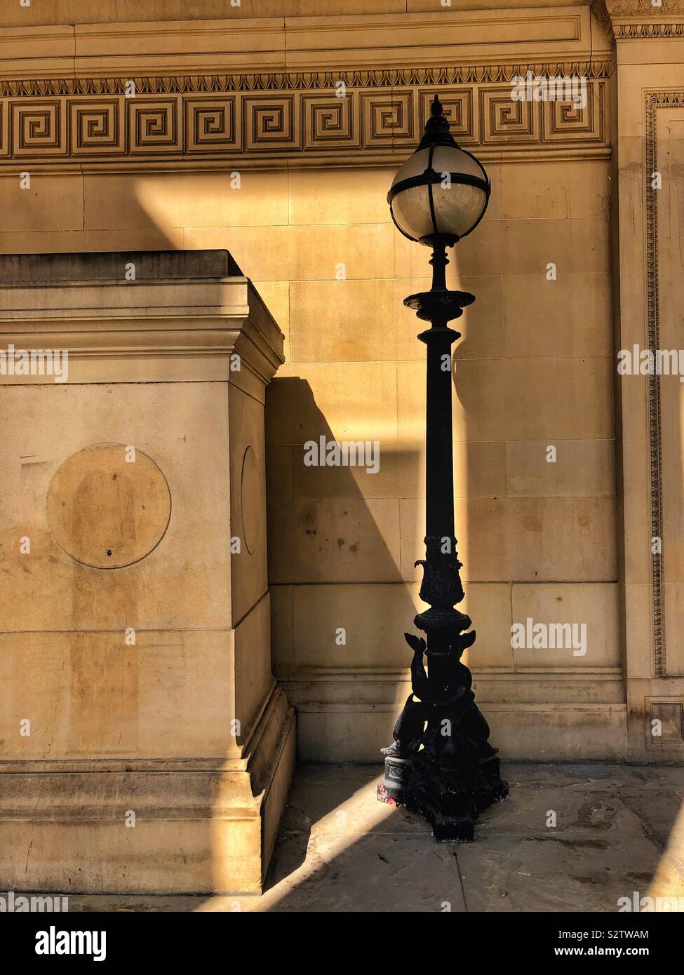 St George's Hall, Liverpool. Détail de l'entrée principale. - Image de stock capturée avec un smartphone