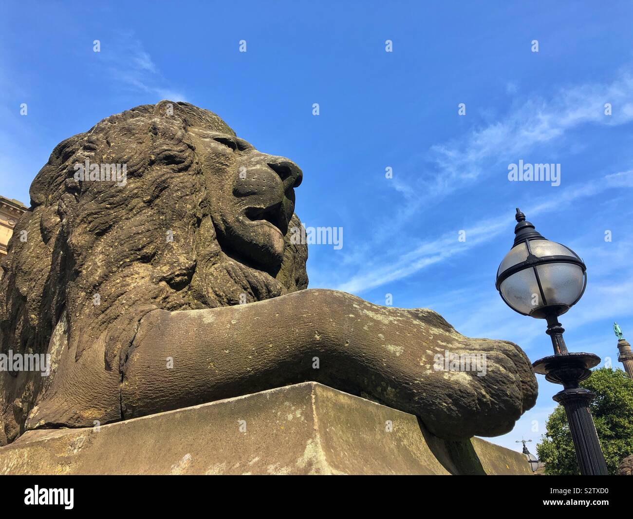 Lion en pierre et lampe de rue à l'extérieur de St George's Hall, de Lime Street, Liverpool. - Image de stock capturée avec un smartphone