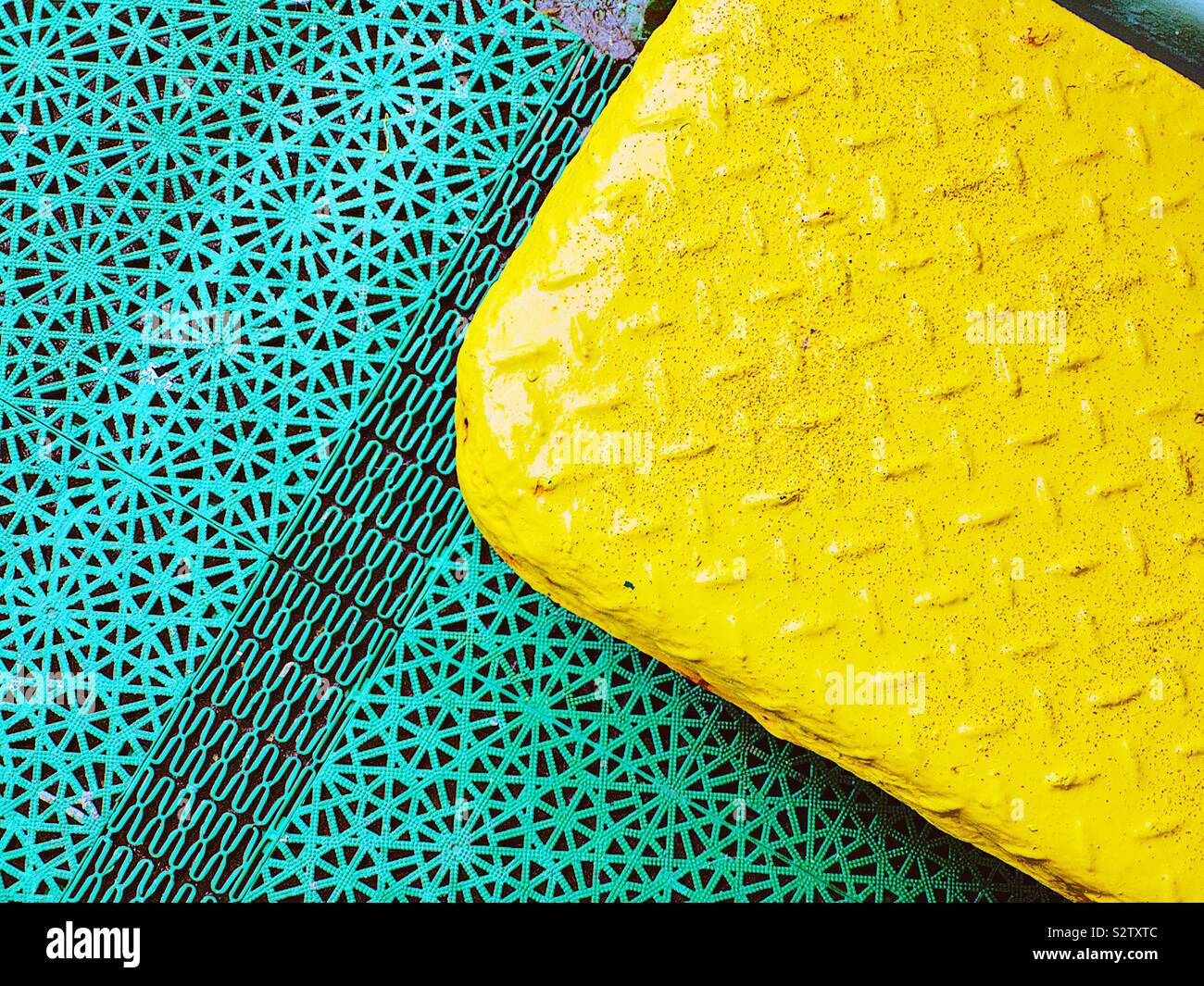 Le métal jaune texturé siège et parquet motif abstrait - Image de stock capturée avec un smartphone
