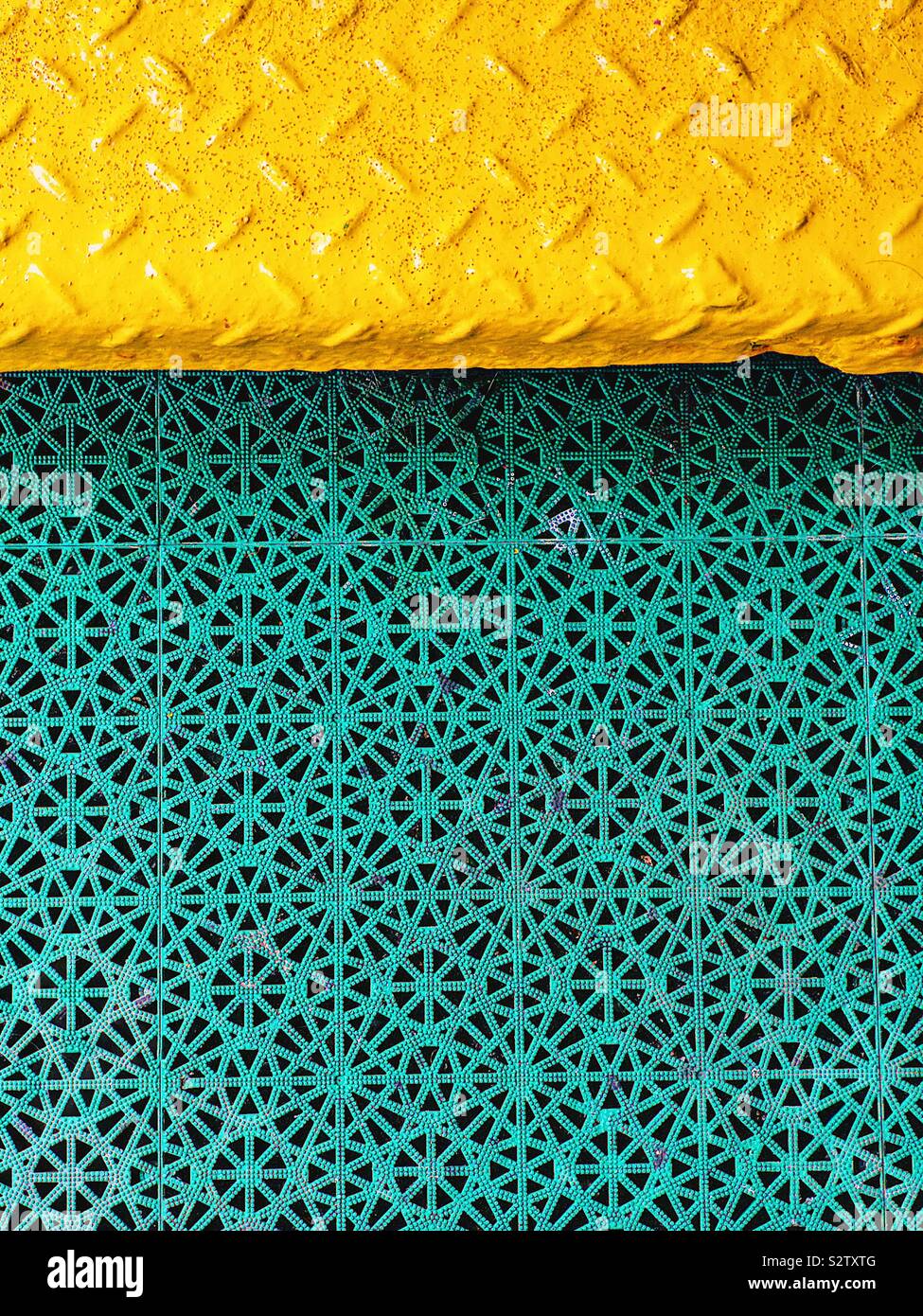 Le métal jaune texturé à motifs répétitifs et swap flooring Banque D'Images
