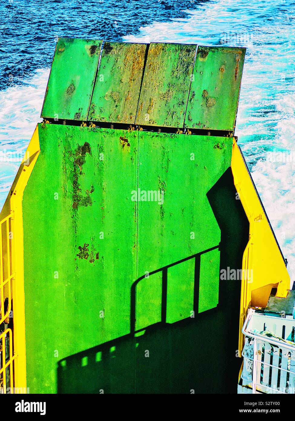 La lumière du soleil sur le vert lumineux de la rampe et les navires ferry service trail au cours du voyage Banque D'Images