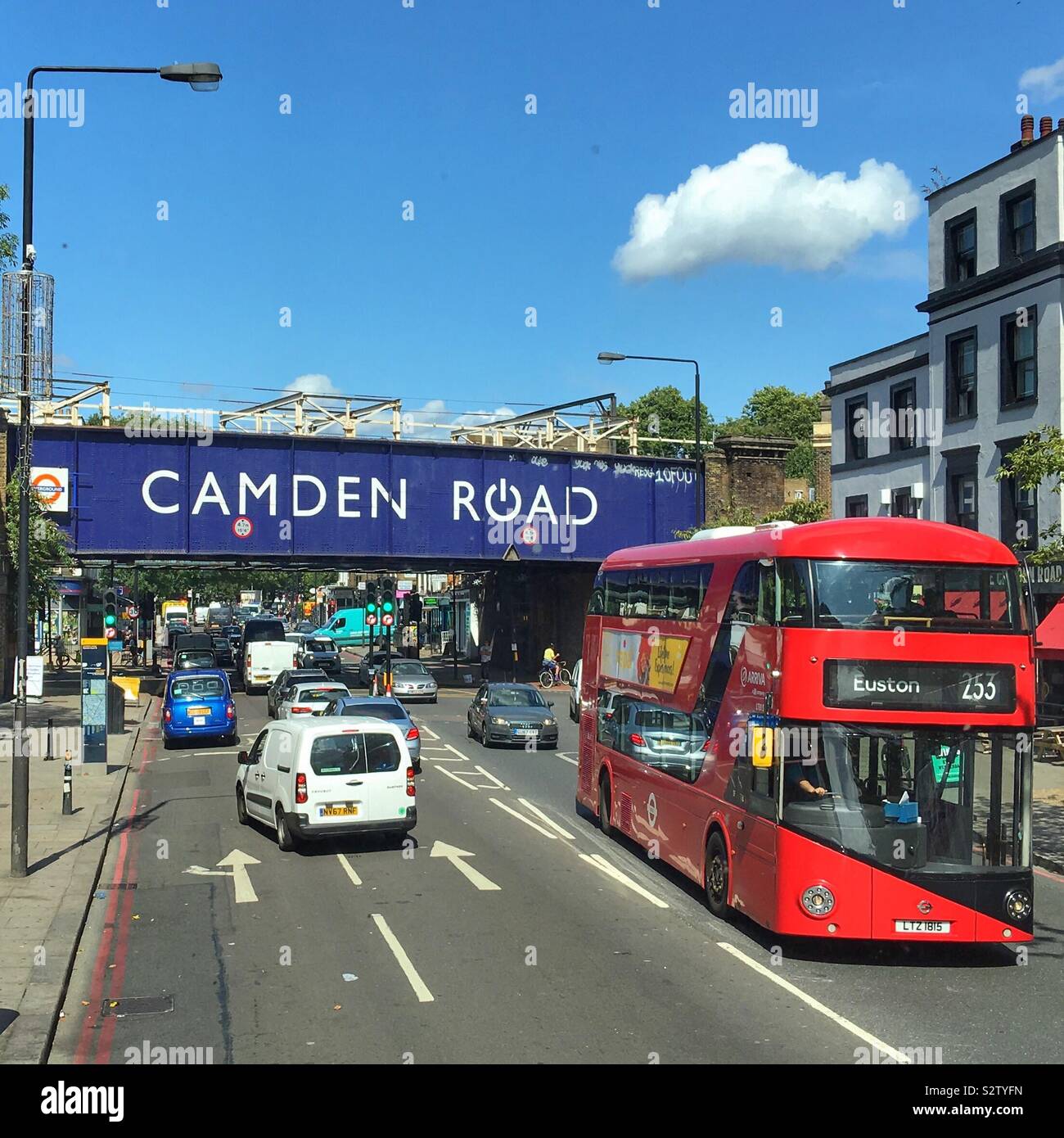 Un double decker bus rouge à Camden Road, Londres, Angleterre, Royaume-Uni Banque D'Images