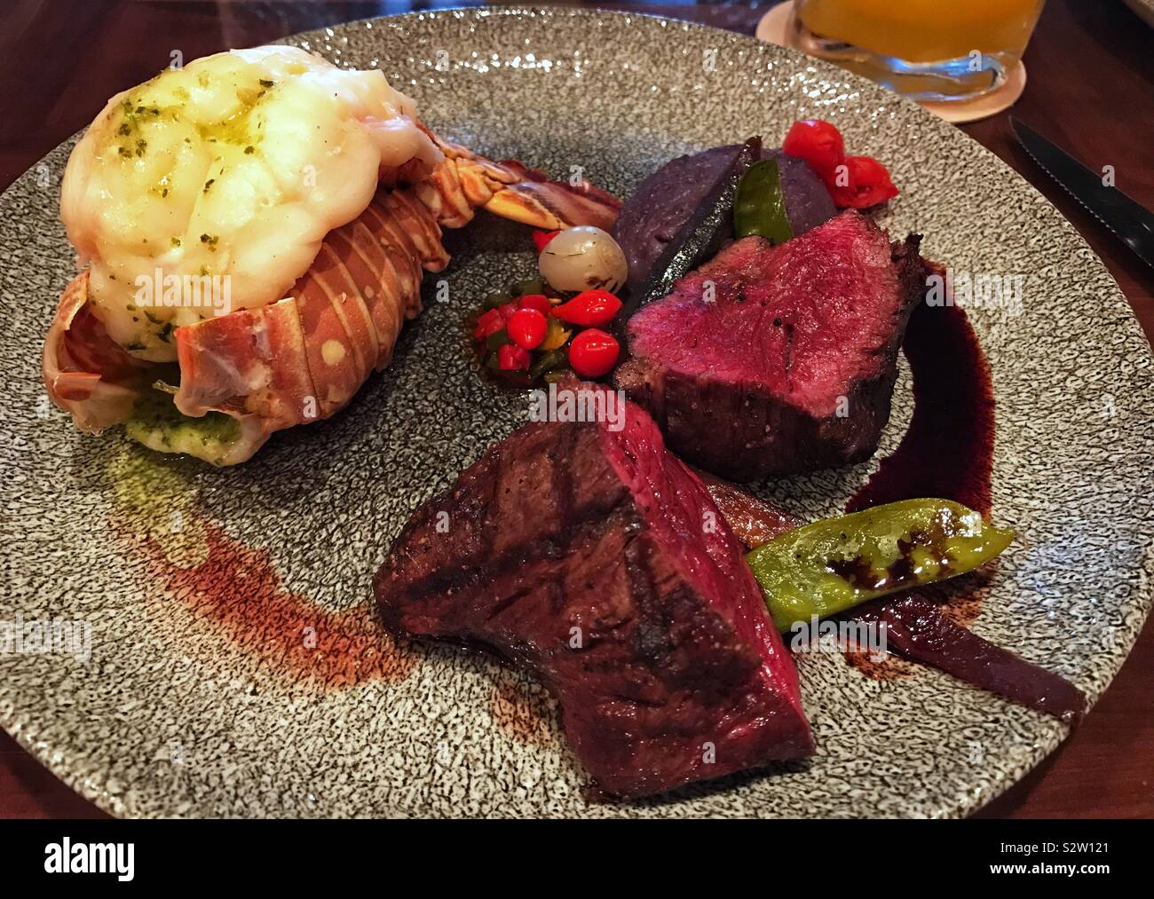 Surf and Turf - queue de homard et boeuf de Wagu Tiffins Restaurant Orlando Banque D'Images