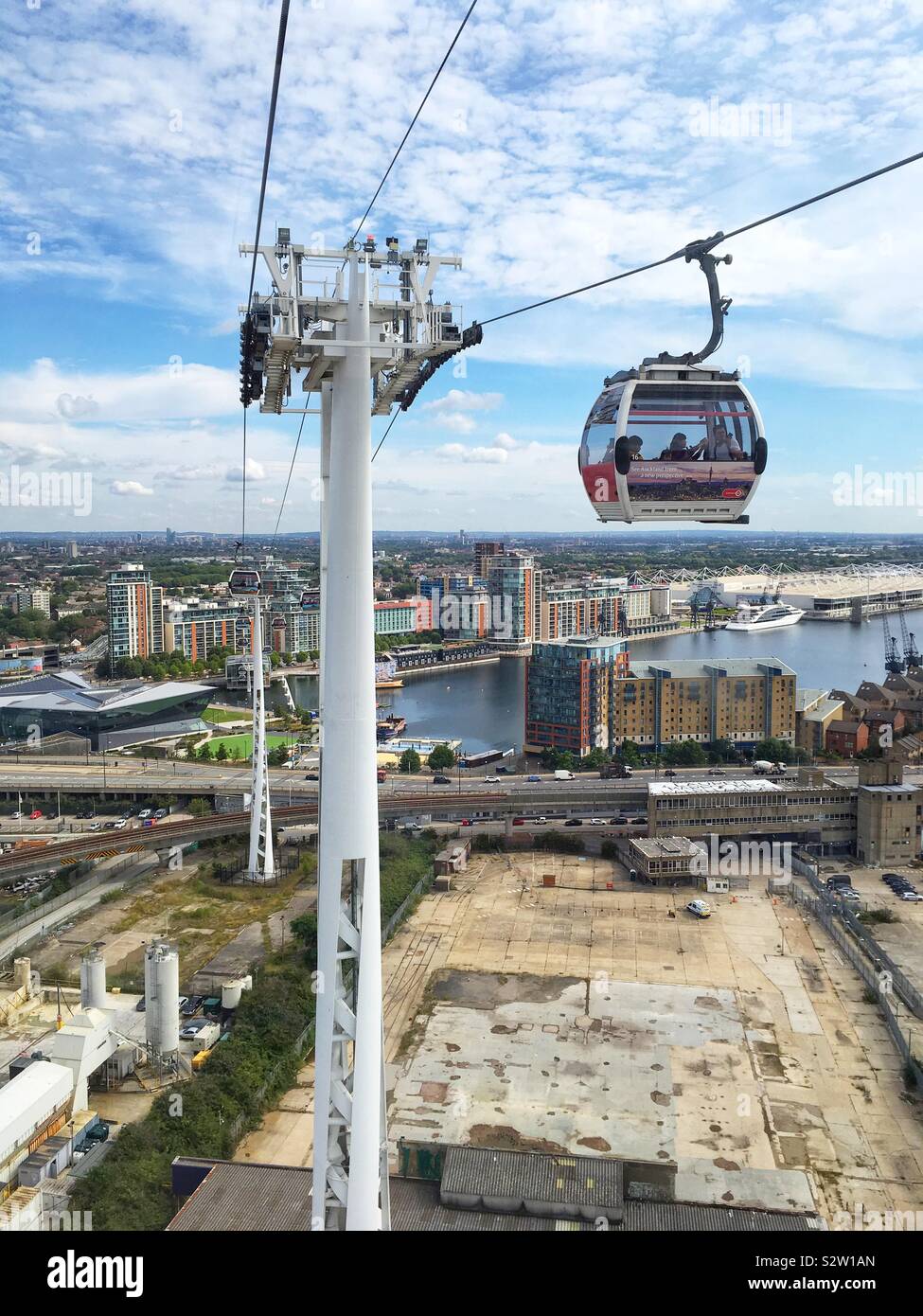 Téléphérique Emirates airline, la péninsule de Greenwich, Londres, Angleterre, Royaume-Uni. - Image de stock capturée avec un smartphone