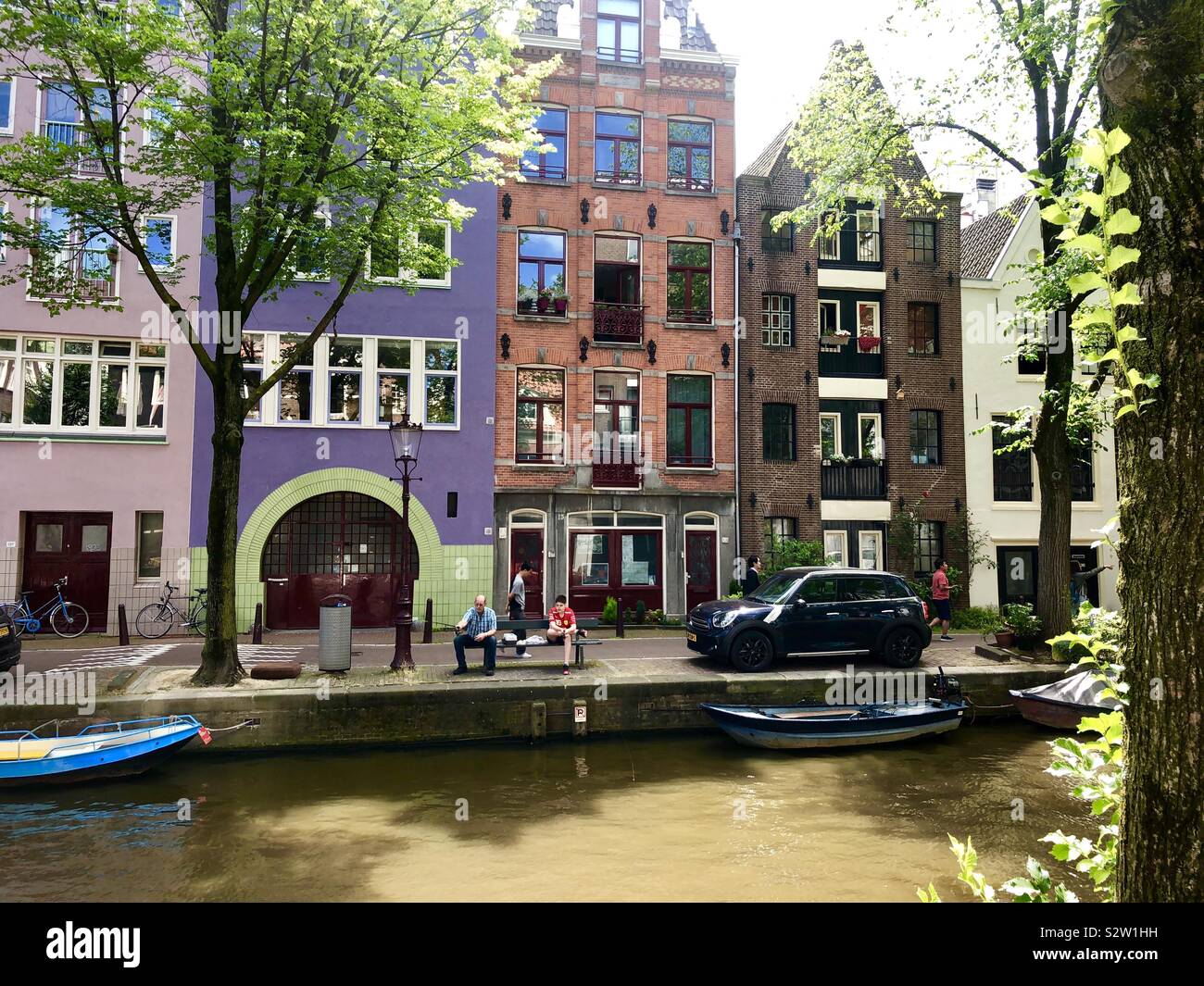 Pêcheurs sur un canal d'Amsterdam aux pays-Bas - Image de stock capturée avec un smartphone