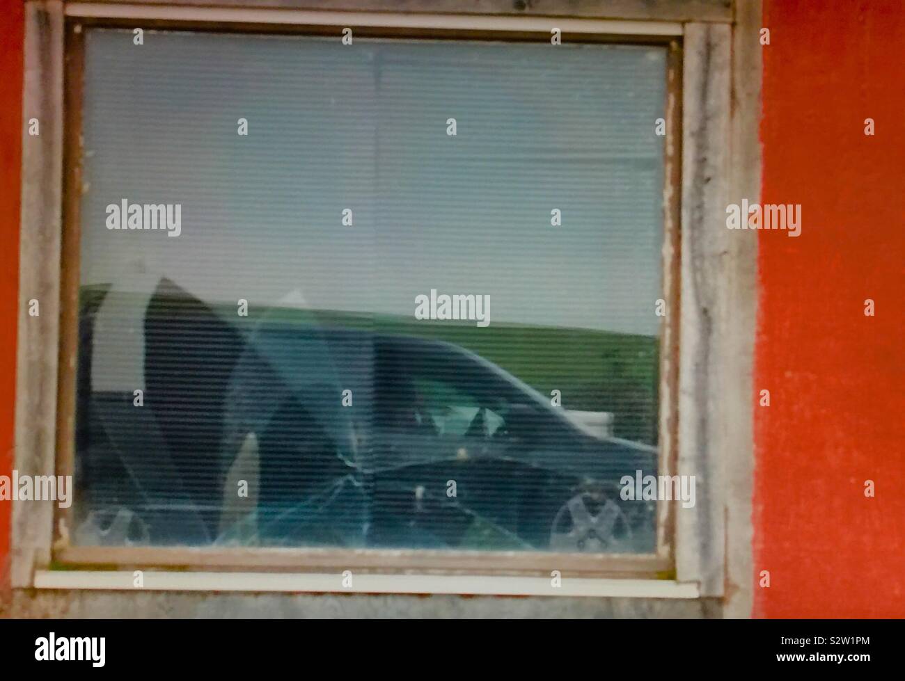 Fenêtre cassée - Image de stock capturée avec un smartphone