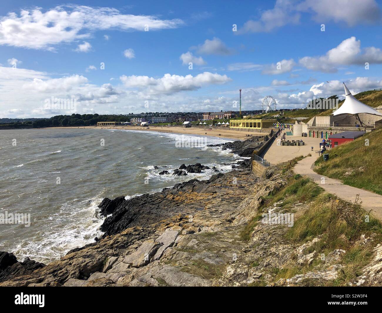 Whitmore Bay, marée haute, Barry Island, South Wales, août. Banque D'Images