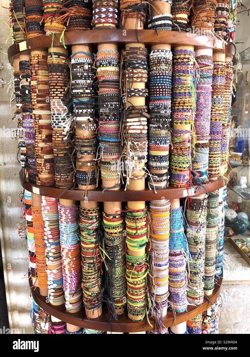 Beaucoup de bracelets et bracelets tissés sur l'affichage à l'extérieur d'une boutique Banque D'Images