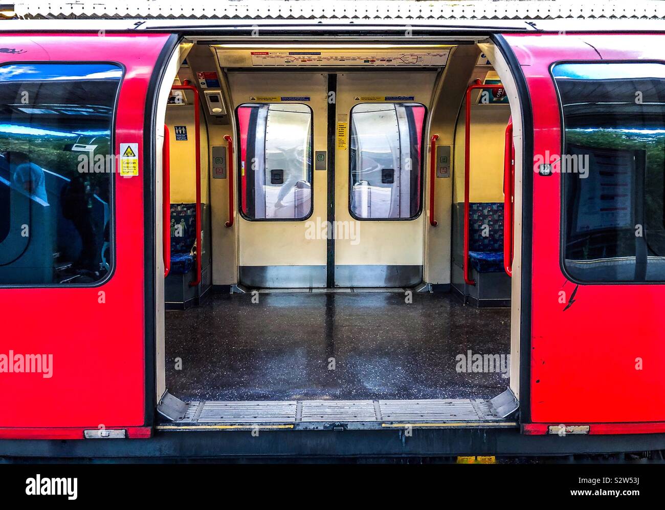 Métro de Londres central line train de tube avec des portes ouvertes à la station. Banque D'Images