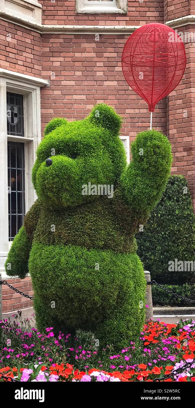 Epcot Flower et Garden Festival 2019 Orlando, Floride USA - Winnie The Pooh Bear tenant un ballon rouge Topiary Banque D'Images