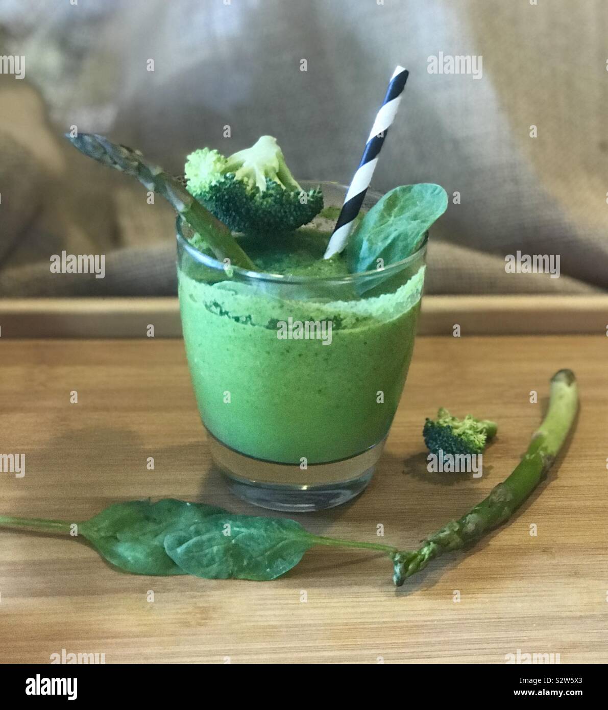 Green drinks. Un délicieux verre de légumes verts avec les asperges, les épinards et le brocoli. Les smoothies verts. Banque D'Images