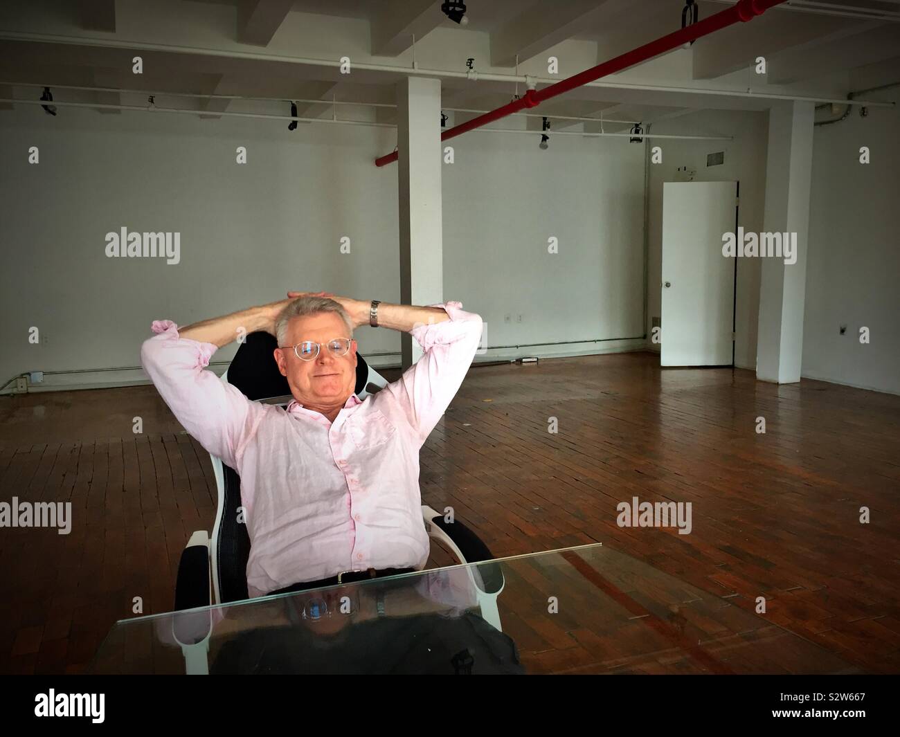 Happy senior man nettoyage hors de son bureau au moment de la retraite, USA Banque D'Images