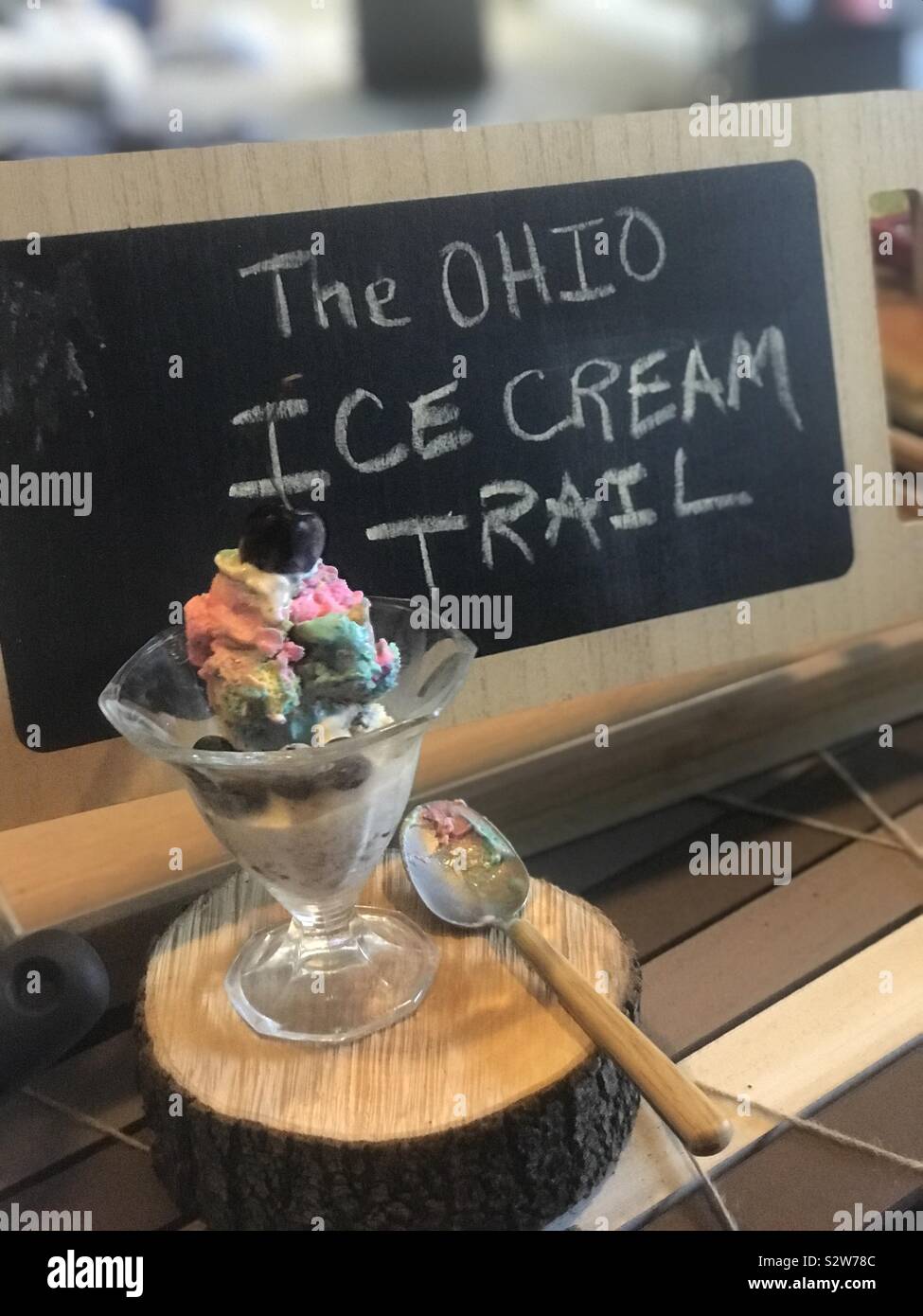 Le sentier de la crème glacée de l'Ohio écrit sur un tableau noir en bois avec une coupe de glaces affichée à coté). Banque D'Images