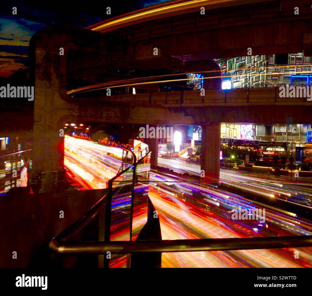 City Light trails des trains et des voitures - Image de stock capturée avec un smartphone