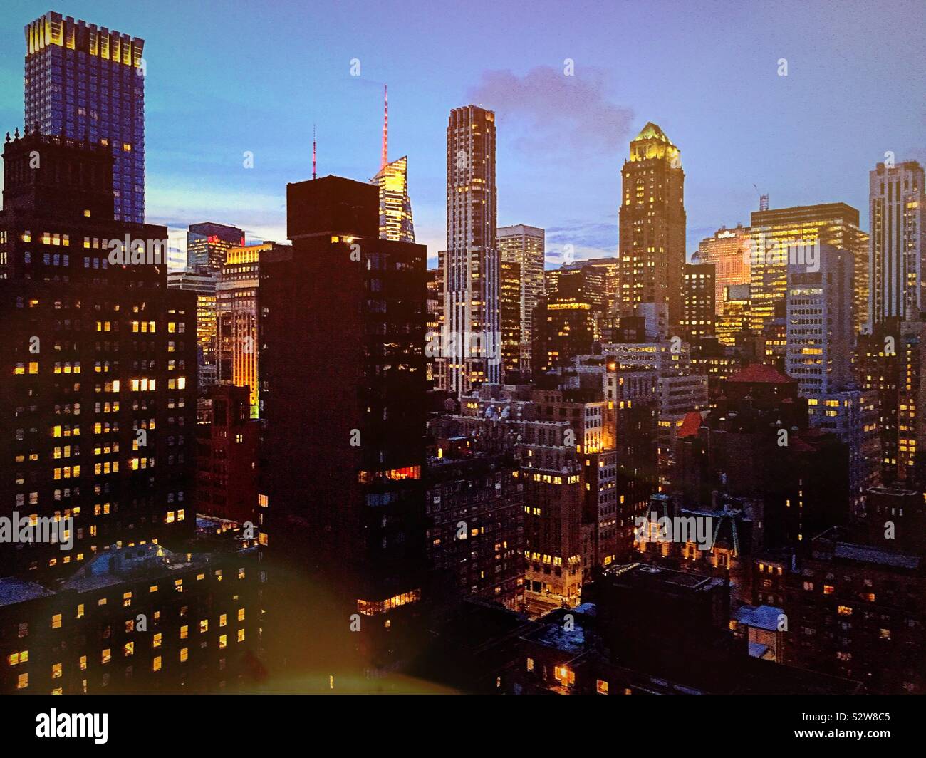 La nuit vista de Manhattan gratte-ciel vu depuis une plate-forme de toit à Murray Hill, NEW YORK, USA - Image de stock capturée avec un smartphone
