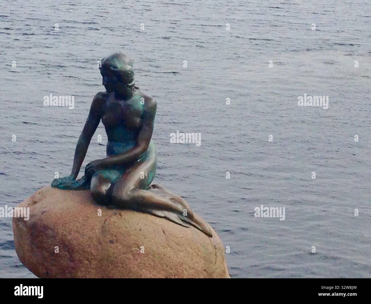 La statue de la petite sirène de Copenhague, au Danemark, avec copie espace sur l'eau Banque D'Images