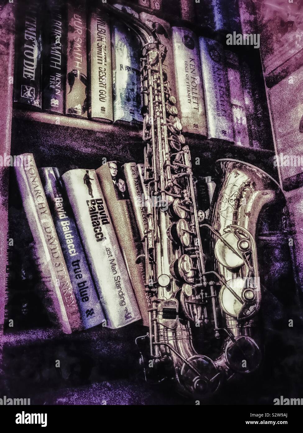 Saxophone Alto appuyé contre livre cas avec filtre grunge Banque D'Images