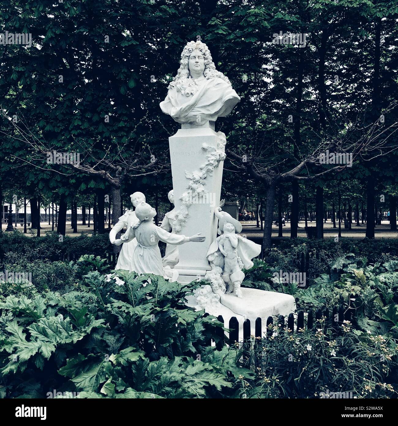 Monument à charles perrault Banque de photographies et d’images à haute résolution Alamy