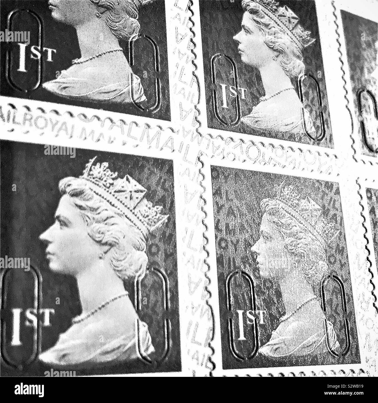 Les timbres de première classe en noir et blanc Banque D'Images