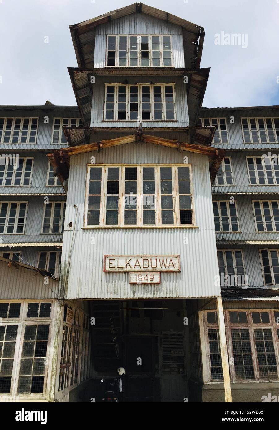 Usine de thé à Elkaduwa, Kandy. Héritage du Sri Lanka vit sur. Banque D'Images