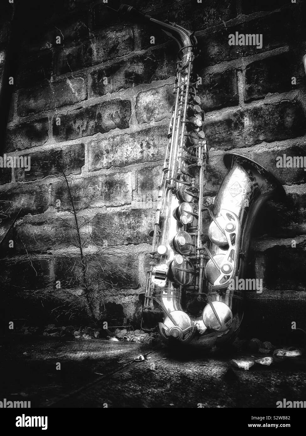 Saxophone Alto contre un mur en noir et blanc Banque D'Images