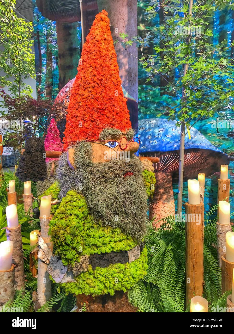 Un jardin intérieur suédois met en vedette les gnomes. Banque D'Images