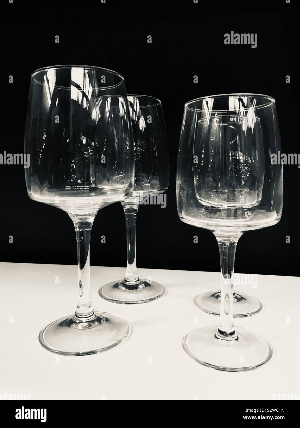 Quatre verres à vin sur une étagère - Image de stock capturée avec un smartphone