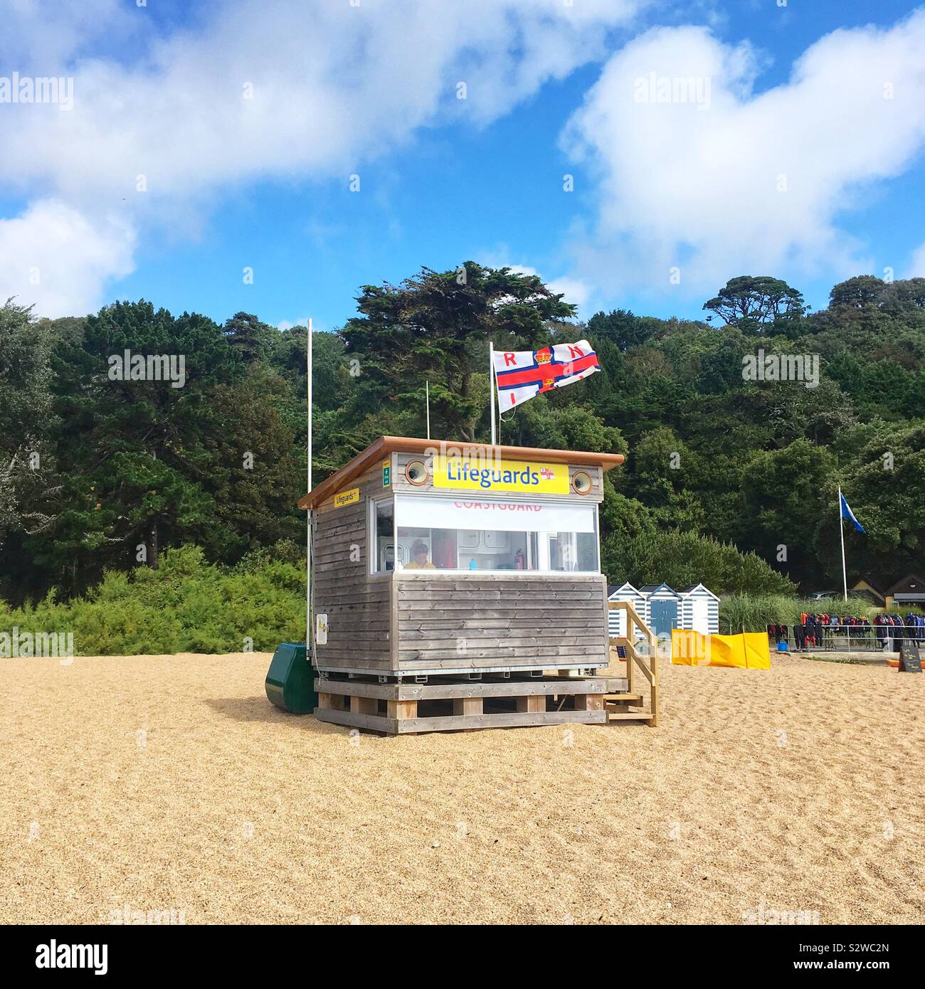 Plage surveillée, la tour de Blackpool Sands, Dartmouth, Devon, Angleterre, Royaume-Uni. Banque D'Images