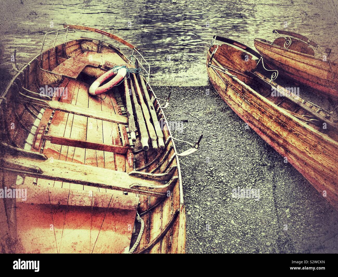 Barques en bois au bord du lac Windermere Banque D'Images