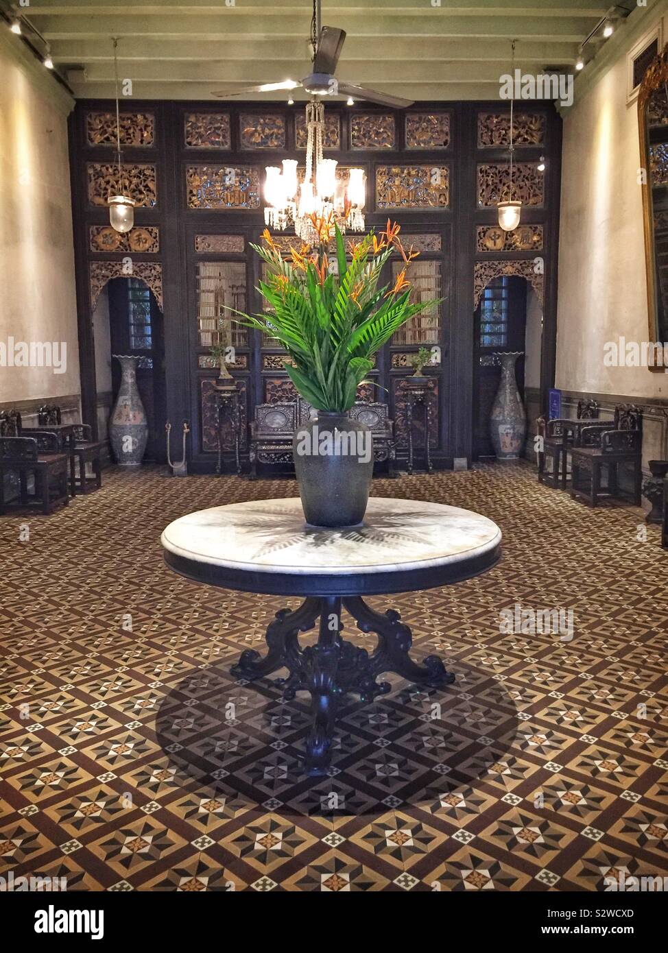 La salle de réception de Cheong Fatt Tze (aka La Maison Bleue), un hôtel particulier de la fin du xixe siècle restauré et chinois classés au patrimoine mondial, maintenant comme un hôtel-boutique, George Town, Penang, Malaisie Banque D'Images