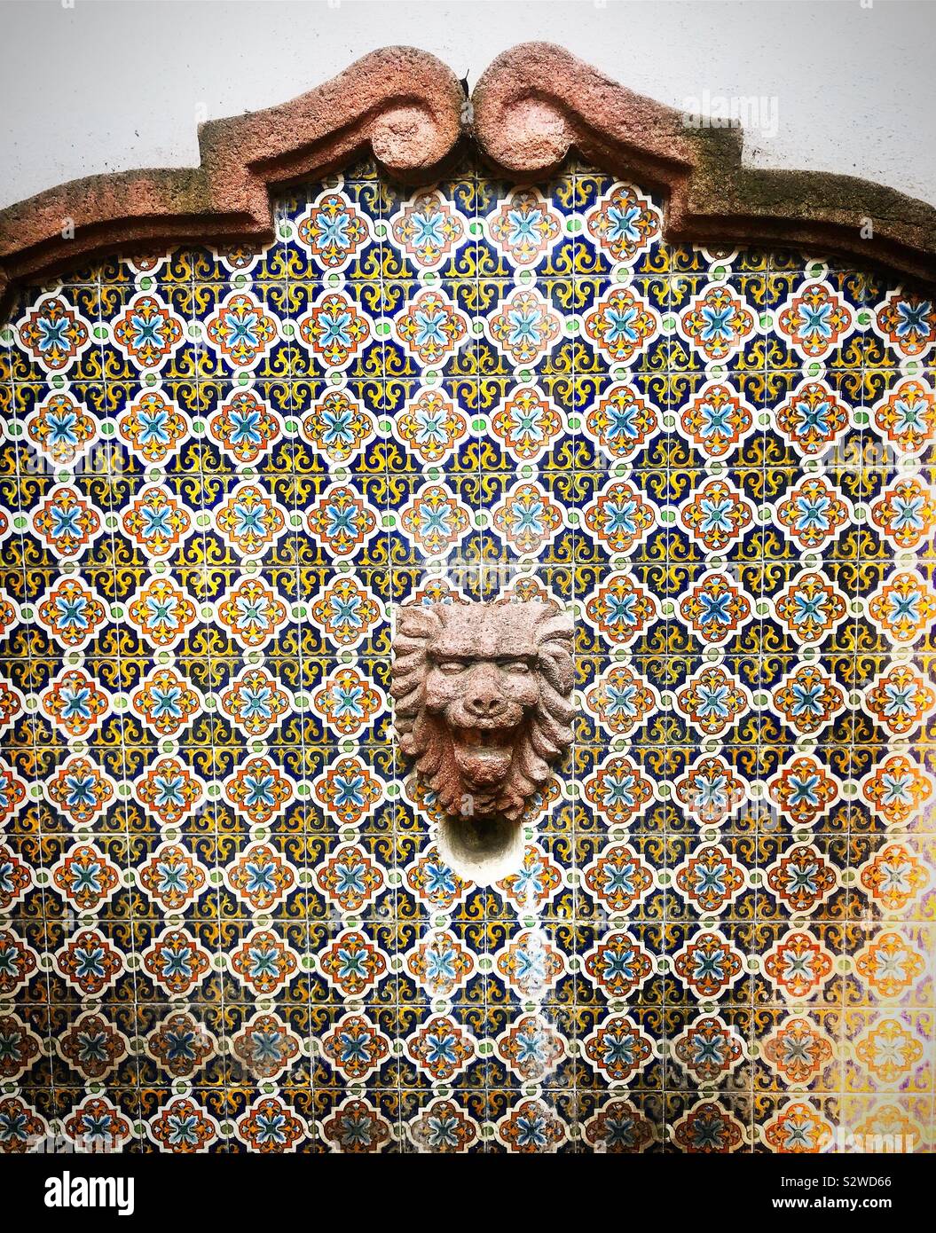 Une fontaine décorée de motifs géométriques avec les carreaux de céramique et d'un lion à Coyoacan, Mexique Banque D'Images