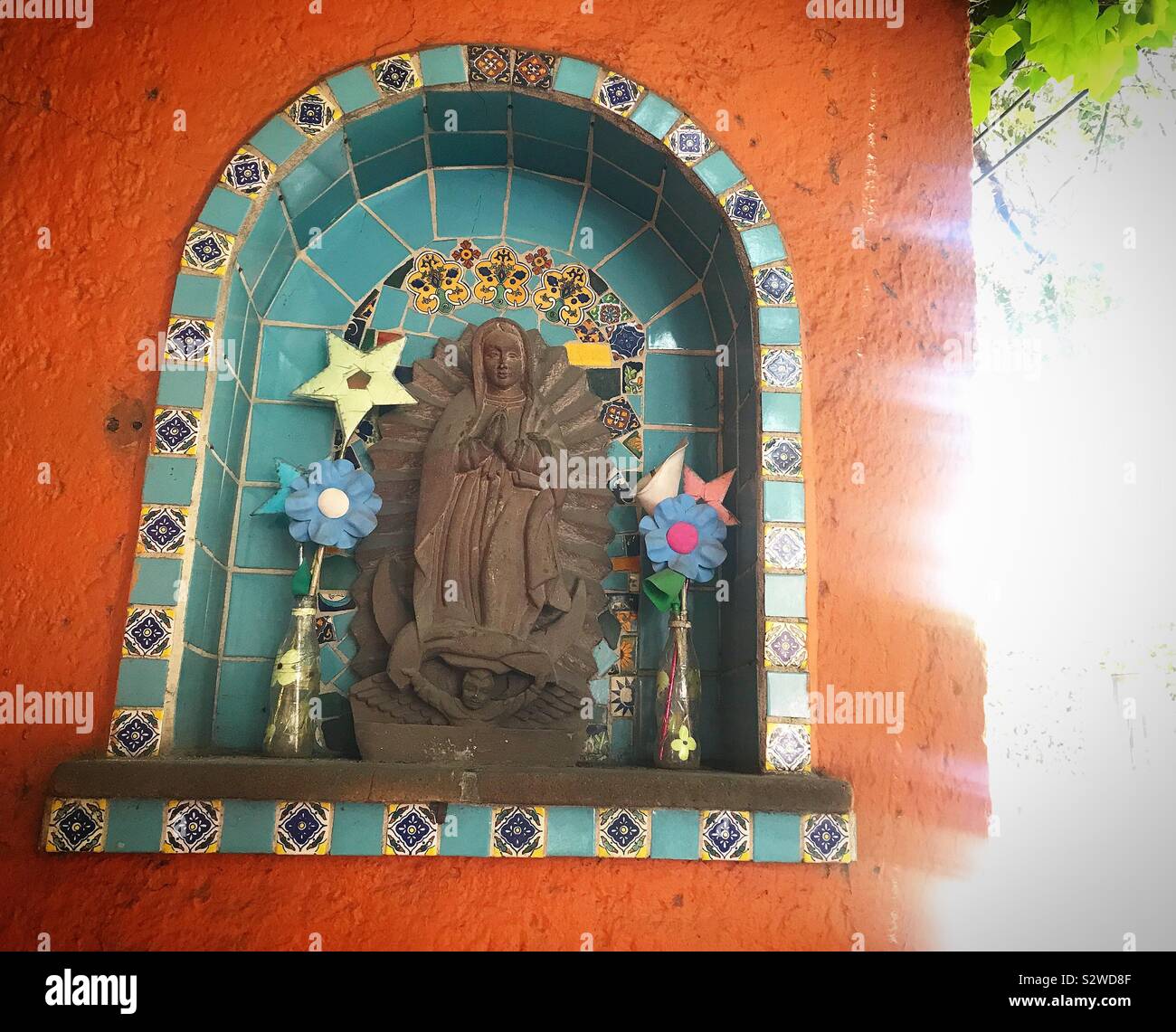 Une sculpture de la Vierge de Guadalupe street décore un autel de Coyoacán, Mexique Banque D'Images