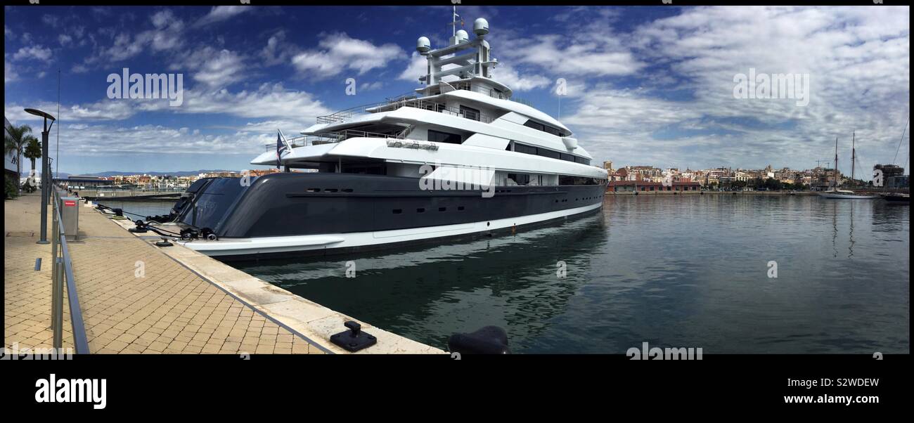 Yacht amarré dans le port de Tarragone, Catalogne, Espagne. - Image de stock capturée avec un smartphone