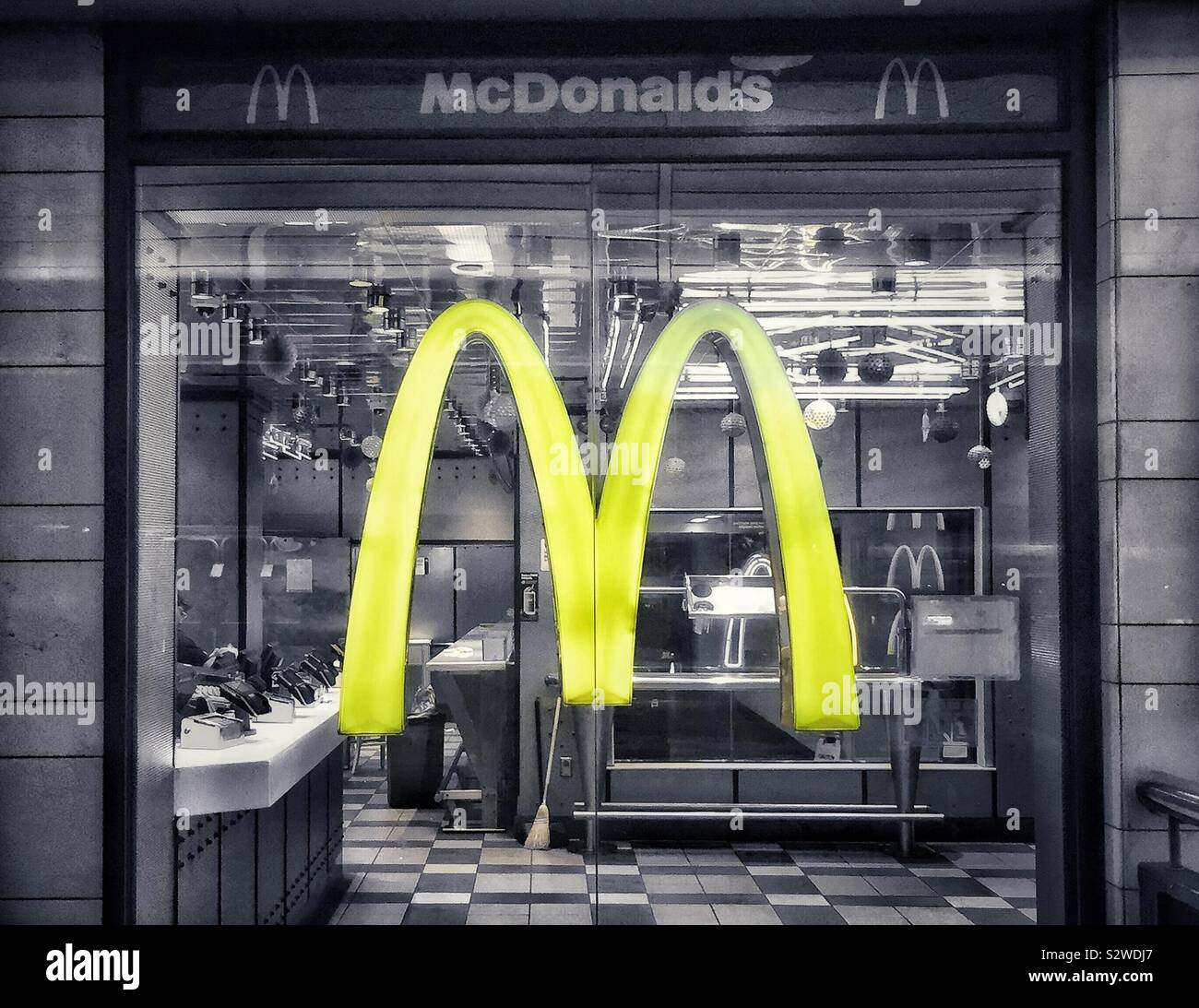Le McDonald's à l'intérieur de Penn Station à New York. Banque D'Images